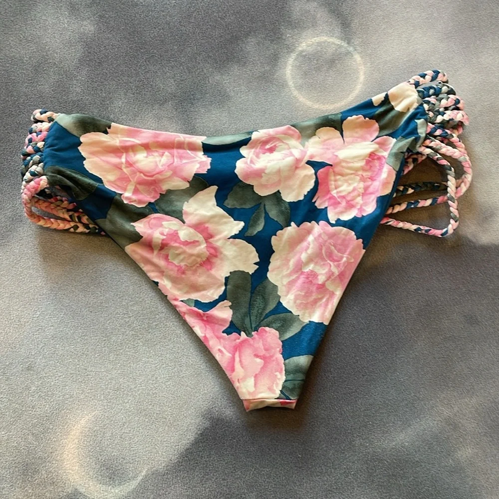Frankie’s floral 2-piece crochet bikini | Size Small